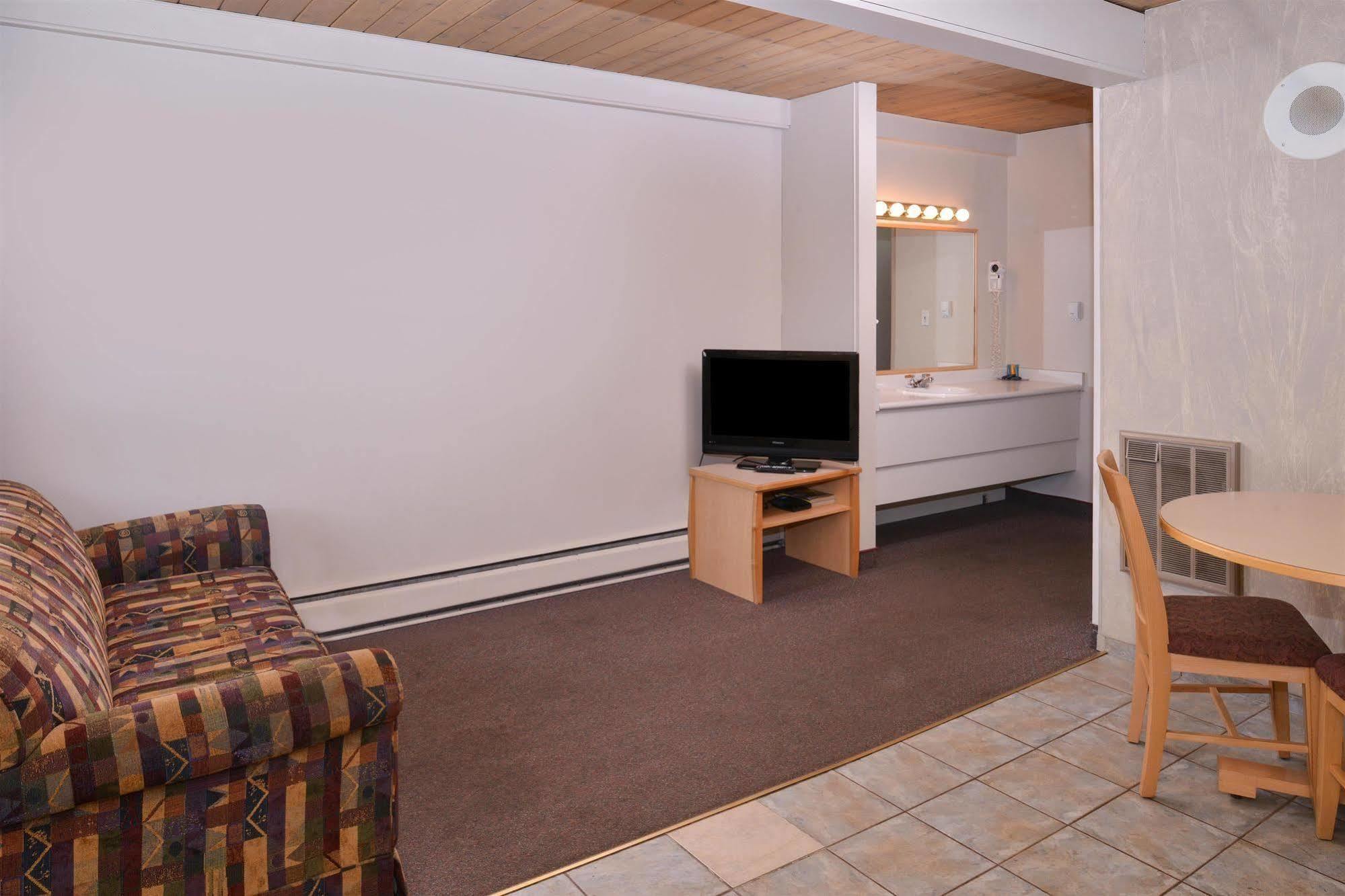 Canadas Best Value Inn&Suites Fernie Exterior foto